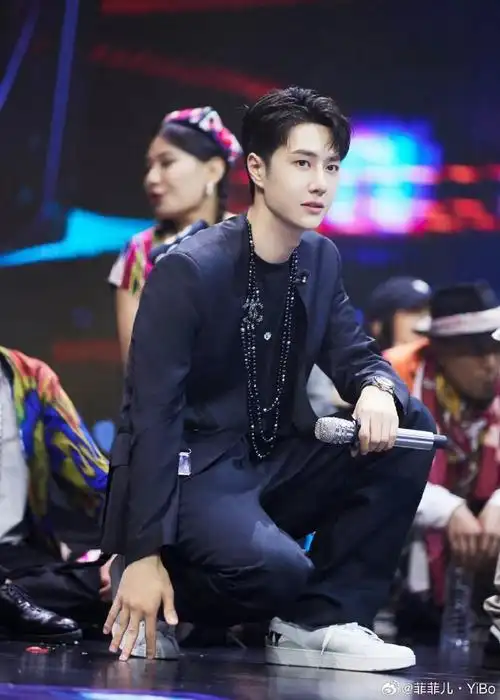 这就是街舞王一博队长脖子好灵活,左右摇摆,动态图真可爱