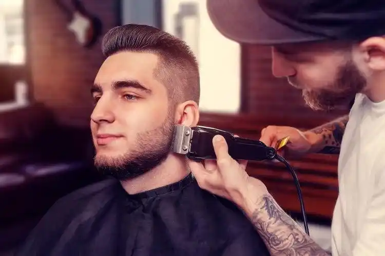 顾客答谢为自己设计发型的发型师