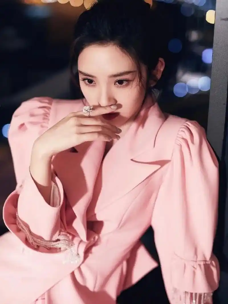 1,#张若昀唐艺昕甜蜜樱桃吻# 张若昀唐艺昕合体拍写真,夫妻高调上演"