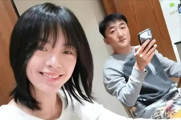 原来他早已离世!41岁病发当天抢救无效而亡,将悲痛留给妻子儿女