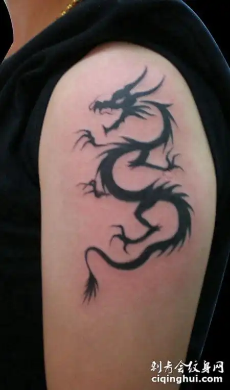 胳膊上的图腾龙纹身