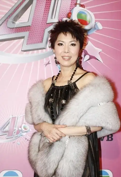 关菊英真是tvb实力演员,穿裙子爱配皮草披肩,富贵感藏不住了|裙装|蕾