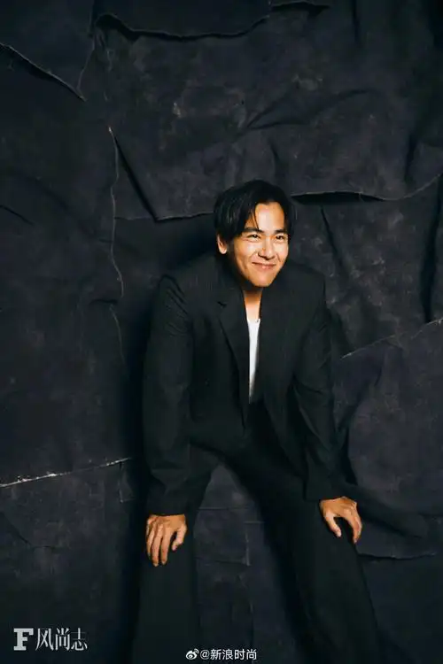 彭于晏的时尚大片,就像是一部没有剧本的电影,每一个眼神都是情感的