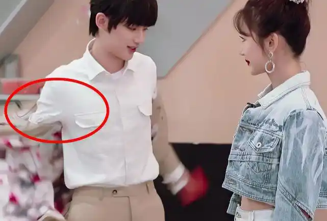 丁程鑫外套给毛晓彤穿不小心碰到女方锁骨下意识反应暴露人品