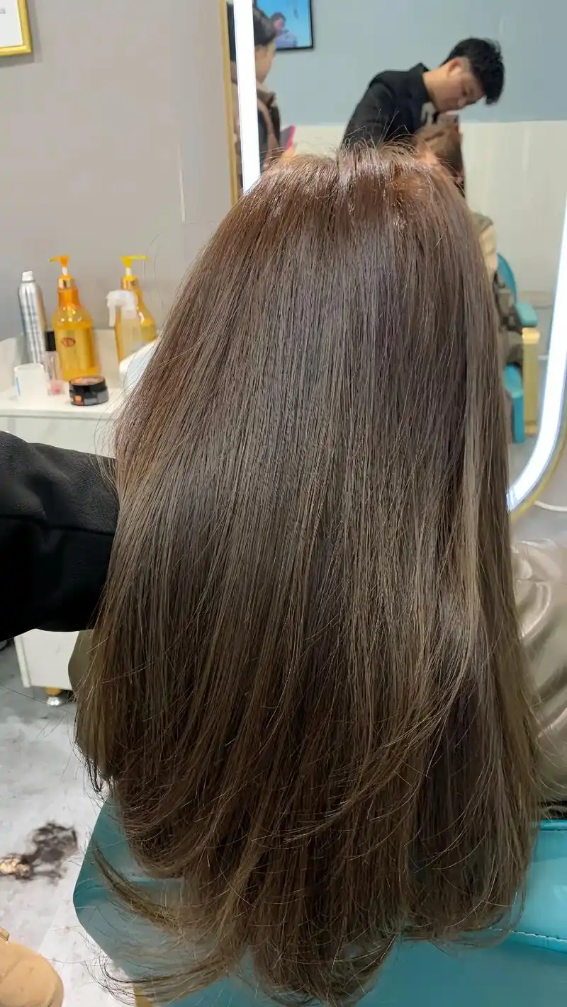 冷亚麻棕色.一款迎接夏天的发色,搭配各种衣服都很好看#不被定 - 抖音