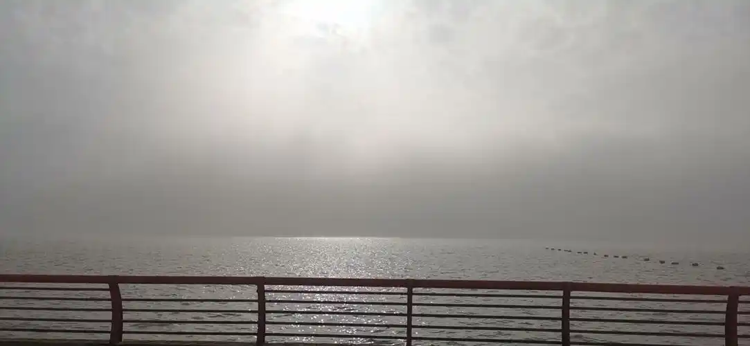 雾天的海平面阳光升起来了