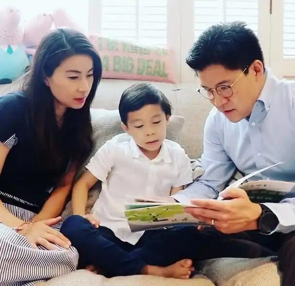 照片中,霍启刚与郭晶晶分坐在儿子霍中曦的两侧,一家三口穿着简单舒适