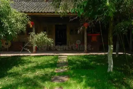 古代房屋长满草的院子在之前古代的瓦片-有屋顶的木制的房屋采用和煦