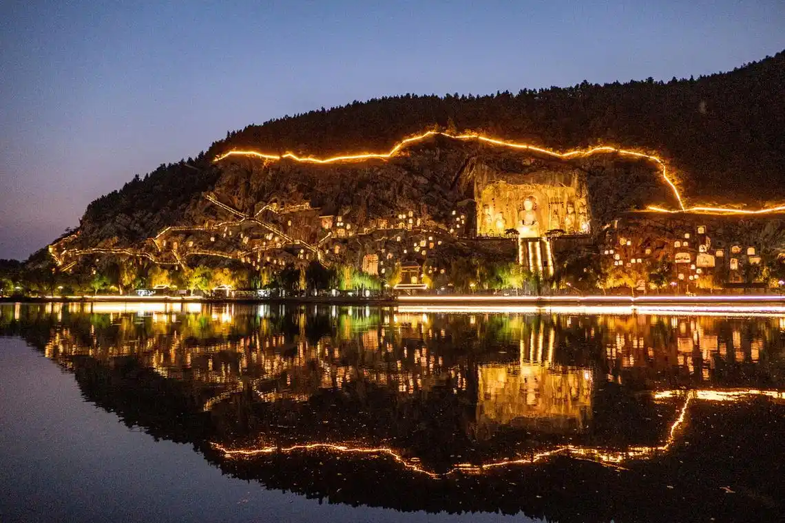 夜游龙门石窟风景区