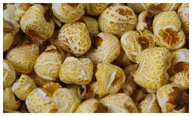 农村大集上的老式手摇爆米花勾起几代人的童年记忆