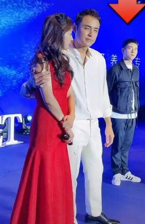 明道黑料被曝!与张庭同台紧搂热聊毫不避嫌,全程耳语甜笑似情侣