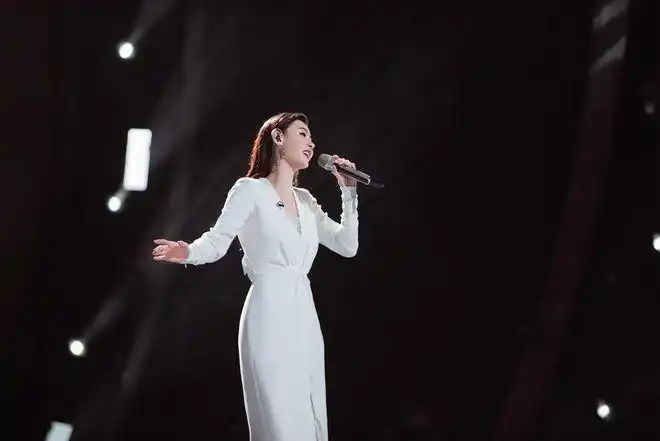 《乘风破浪的姐姐2》迎来三公舞台,张柏芝所在小组表演曲为《逆光》