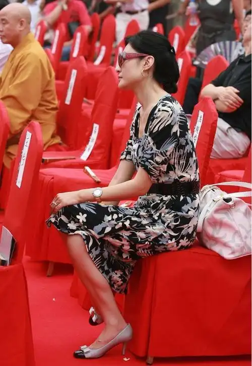 周涛穿上裙装真有气质花哨造型还挺符合年龄的就是感觉不高级