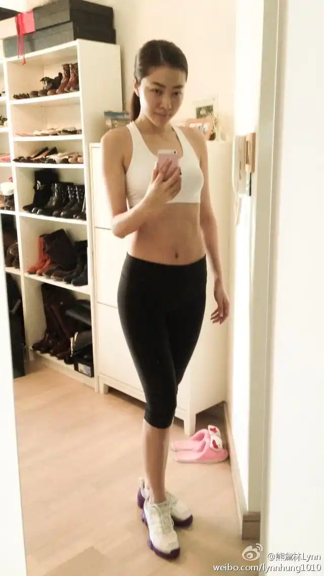 百亿阔太熊黛林挺孕肚出街 一米二大长腿依然纤细