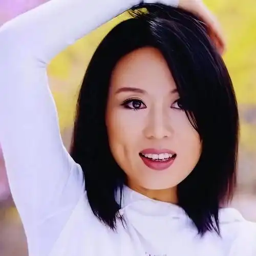 60岁吴琼晒女儿合照,脸颊凹陷像老太,女儿肤白貌美像妈妈