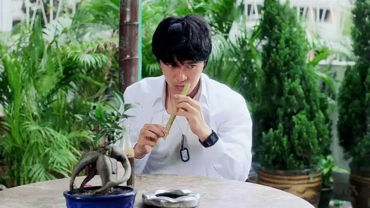 达叔拿竹筒抽烟星爷见状拿起来一试竟没有感觉