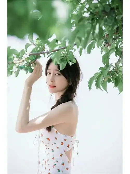 被秦岚的海边写真惊艳到穿吊带露背裙秒变水蜜桃性感又迷人