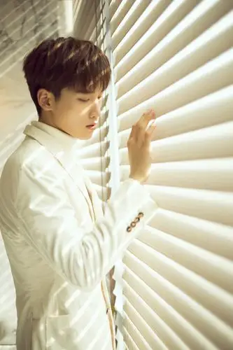 邢昭林初冬写真曝光 白衣少年浅笑瞩目暖人心