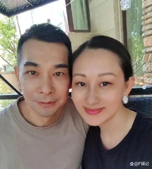 赵文卓夫妇带子女出国旅游过暑假 开心与网友合影51岁还很显冻龄