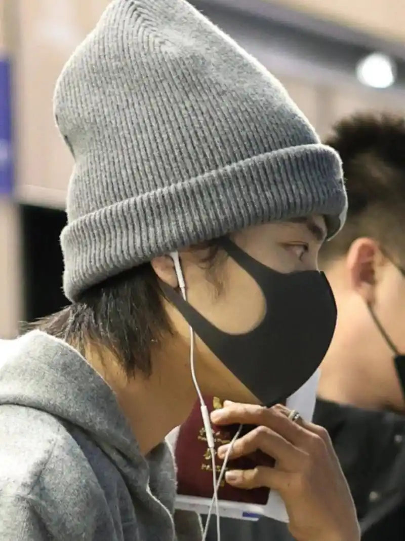 即日起入坑有线耳机  肖战在出行时佩戴有线耳机,展现出一种时尚而