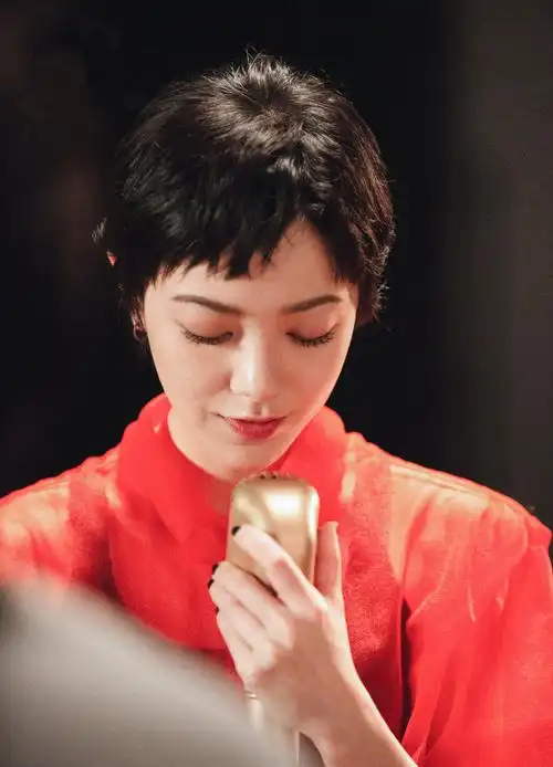 33岁郭采洁薄纱罩衫搭配蛇纹裙,造型复古又惊艳,短发红衣真撩人