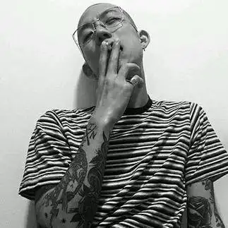 qq头像男生带纹身吸烟 男生头像图片大全 -【爱个性】