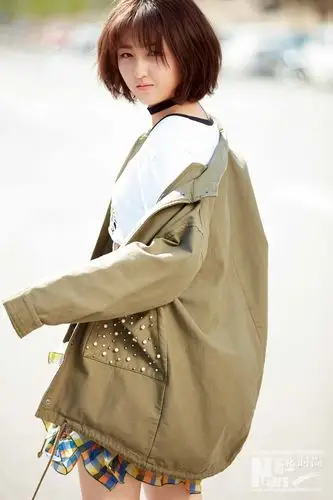 张子枫oversize牛仔外套搭棒球帽街头范儿十足