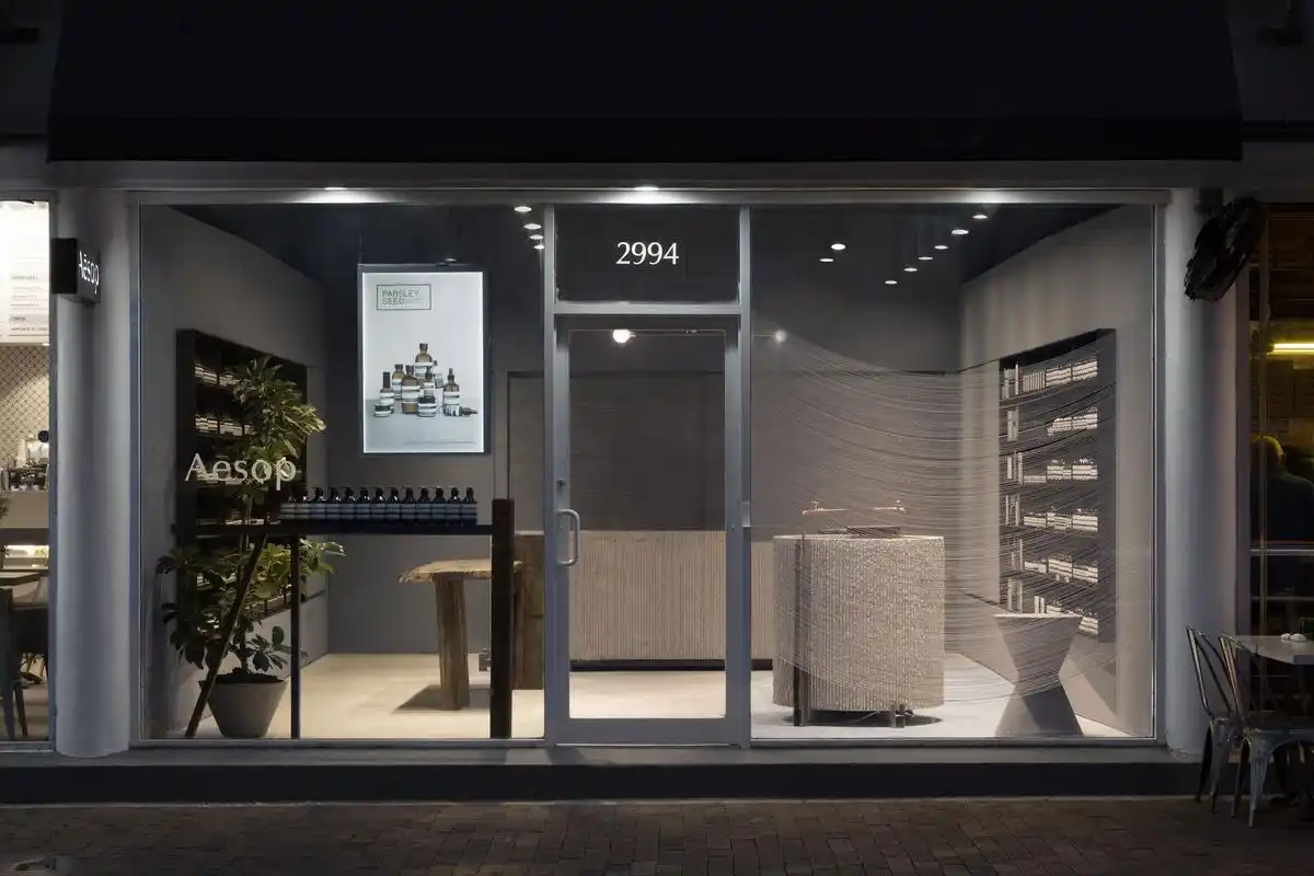 化妆品店面门头装修效果图