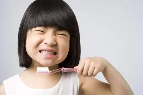 一个人,笑,微笑,露齿笑,横图,白色背景,正面,快乐,幸福,纯洁,中国