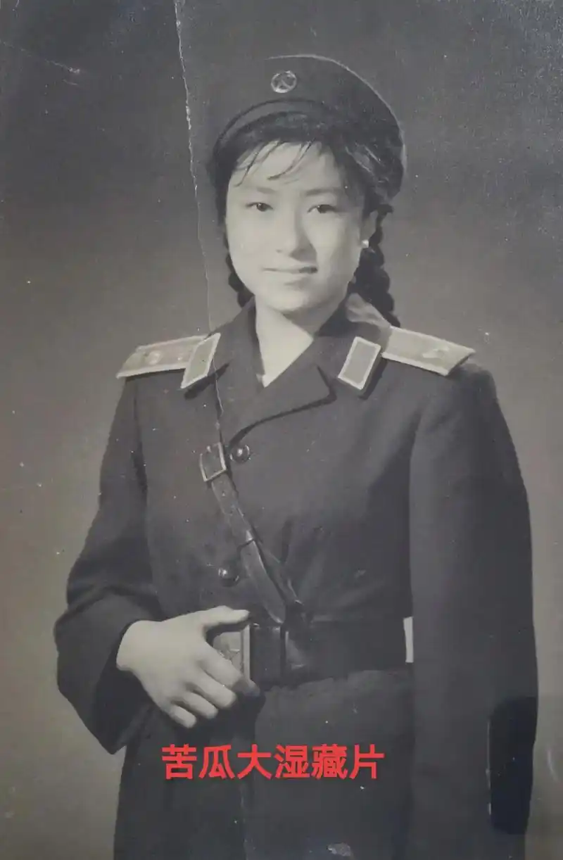 老照片里的旧时光 #军人风采 文工团女军人 - 抖音