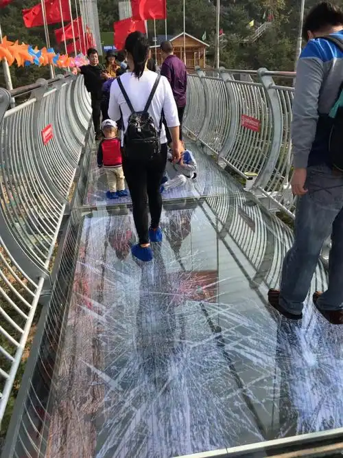 200米长的玻璃栈道及260米的玻璃滑道惊险刺激,人气颇旺