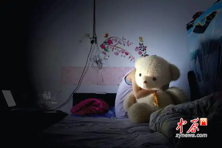 心情不好时,她会抱着男朋友送的大玩具熊躲在床的角落里默默地思考