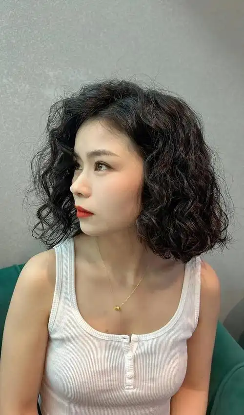 女生短发卷发发型有哪些(最火女士短发14款看着很心动)