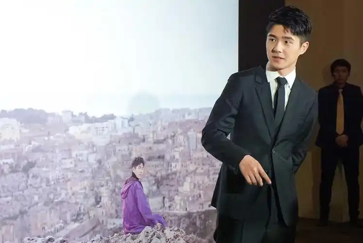 刘昊然right now正在意大利大使馆分享石头城旅行经历.