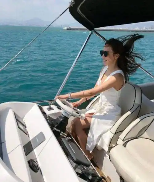 其实在韩雨芹的演艺生涯里,她还有一个亦师亦友的贵人不得不提,那就是