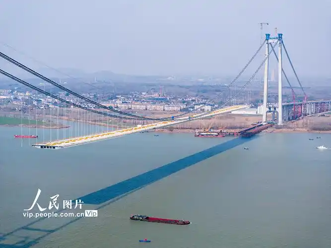 江苏南京龙潭长江大桥建设正酣