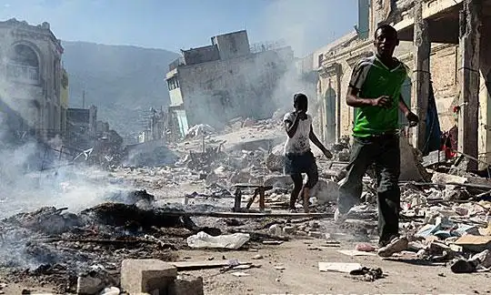 图:海地震后一片狼藉 灾民争抢食物(4)