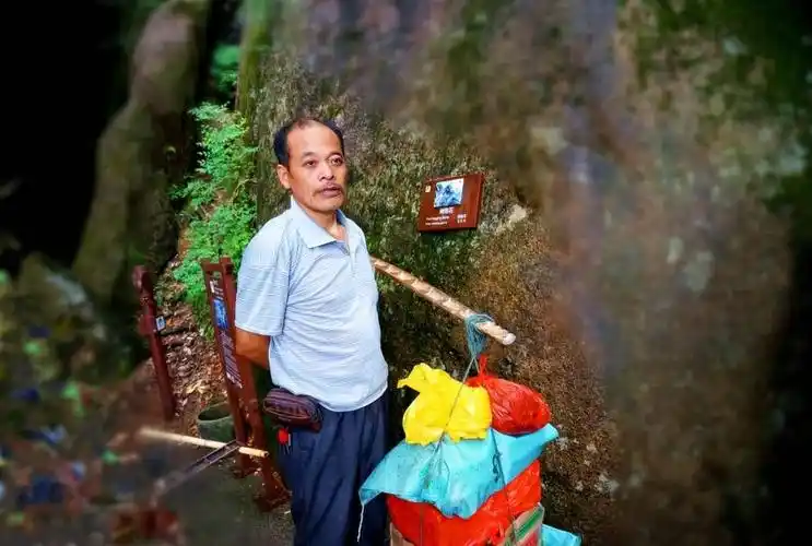 男人挑重担女人双手撑地爬美到天际处