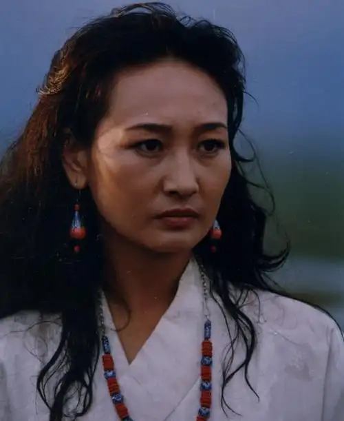 原创她是国家一级演员,为腾格尔息影7年,今57岁孑然一身风韵犹存