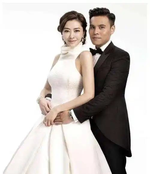 原创40岁熊黛林晒照身材火辣与富二代生双胞胎的她甩掉鞋子论