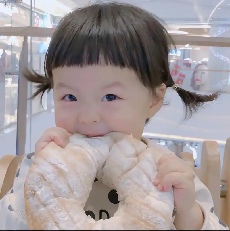 这个甜甜圈有点大#萌娃头像 #你怎么这么可爱 #丸子妹 @s - 抖音