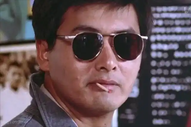 《无双》上映之时,周润发身穿一袭风衣出场,当时的他意气风发,举手投