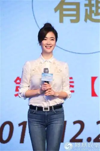 左小青现身某杂志品牌育儿视频宣传活动,丸子头发型搭配白衬衣牛仔裤