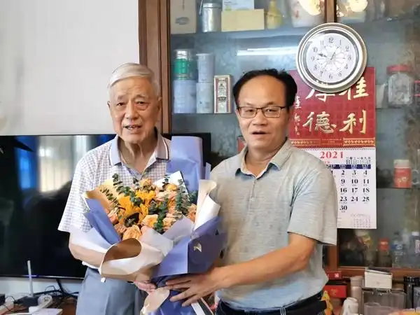 黄云峰(右)看望何国祥