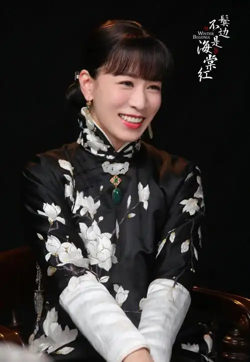 44岁佘诗曼新造型亮相,齐刘海配旗袍,网友:大气中国美!