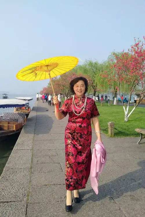 其它 旗袍美女走秀断桥白堤 写美篇西湖十景之一"平湖秋月" 在嫦娥