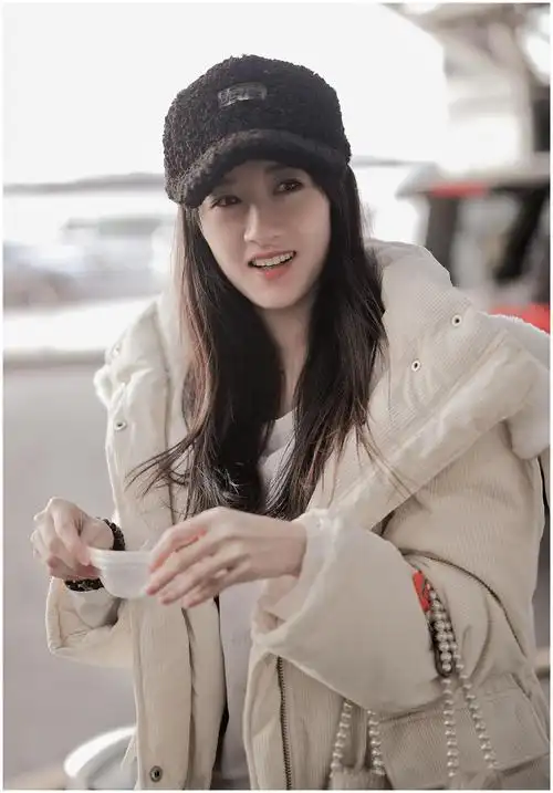 袁冰妍珍珠毛绒包亮了白色毛绒棉衣黑绒帽好清新太会搭配