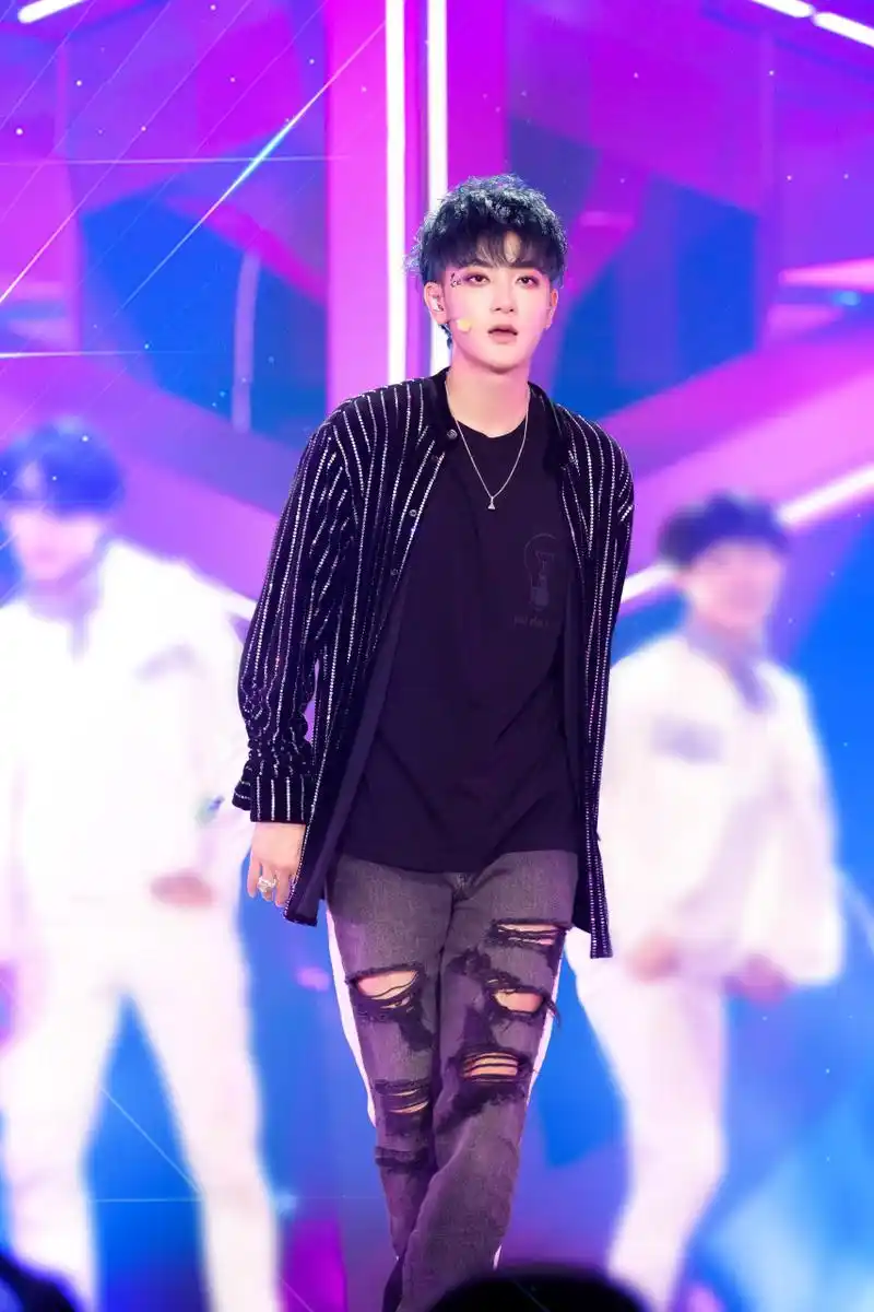 黄子韬@黄子韬冰激凌  astyle:热烈释放,燃炸能量 bstyle:元气清新