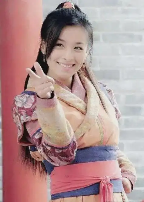 年轻时候,刚出道的张庭,虽然长得漂亮,也有识别度,尤其是她笑起来的