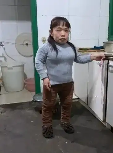 1983年出生的袖珍姐弟身材矮小,姐姐嫁高大帅哥,弟弟娶高挑美女